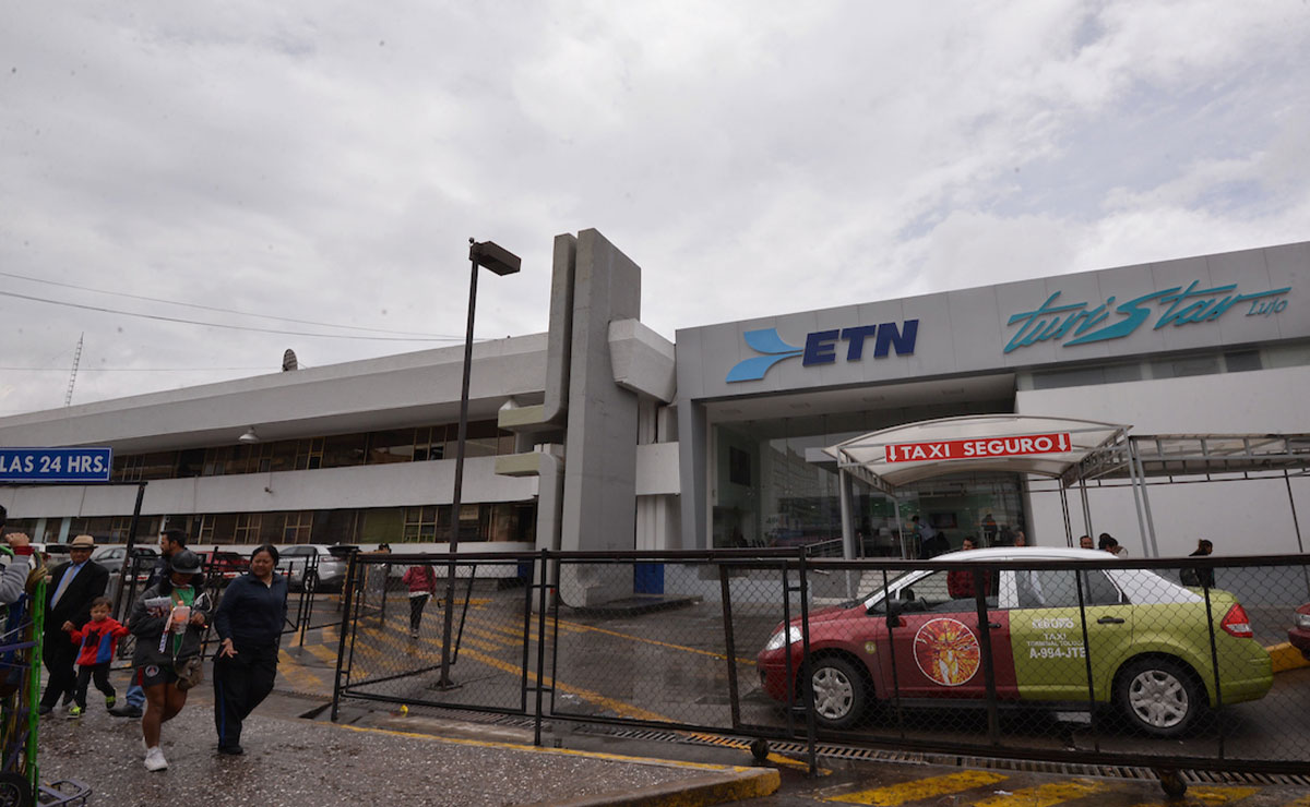 Terminal de Toluca con personas llegando para viajar