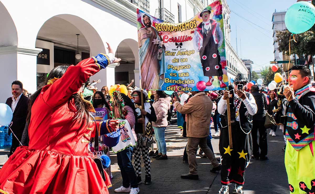 Payasos celebrando en los portales de Toluca