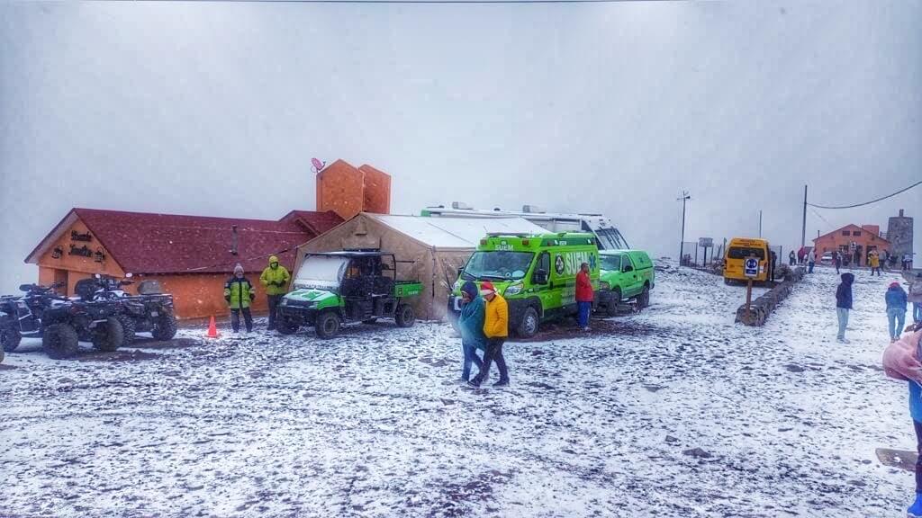 La unidad de rescate de alta montaña del SUEM reportó la primera nevada en el volcán Xinantécatl