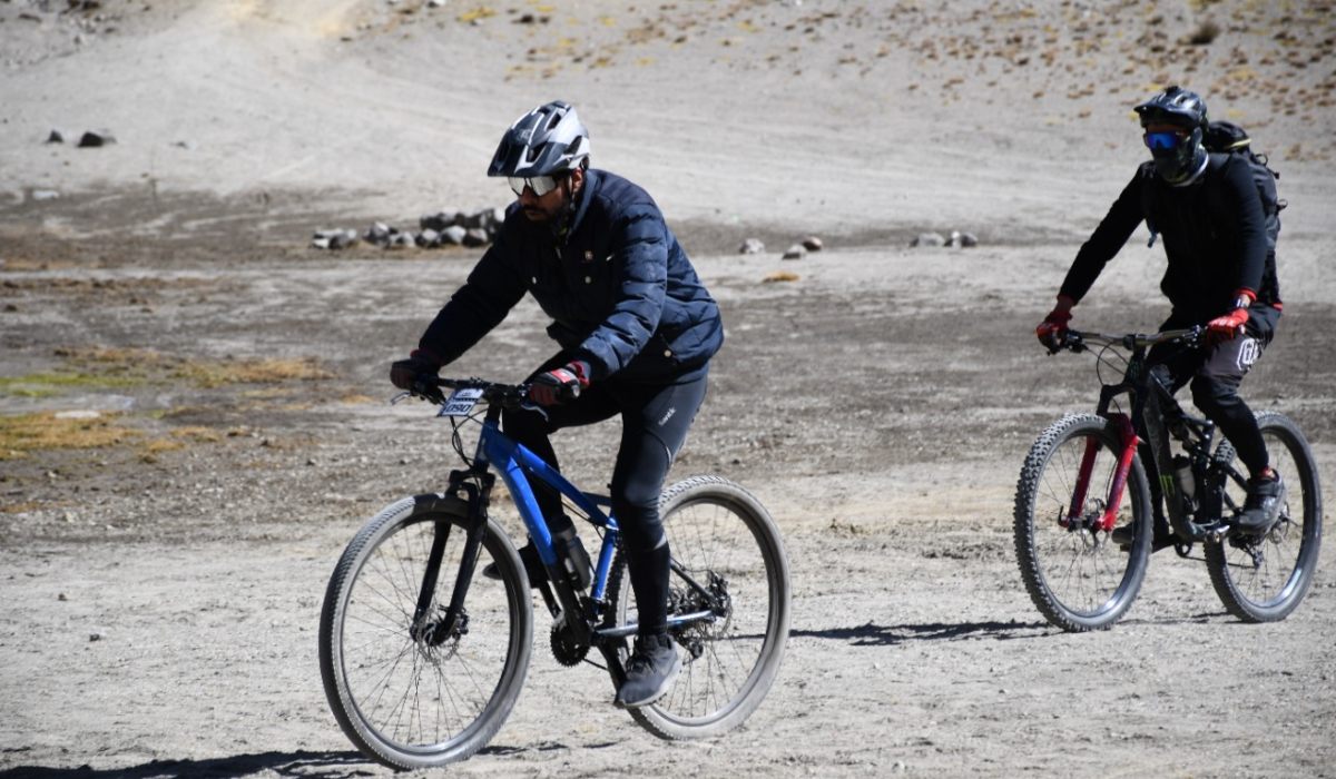 Mexiquense recorriendo el nevado de Toluca en bicicleta