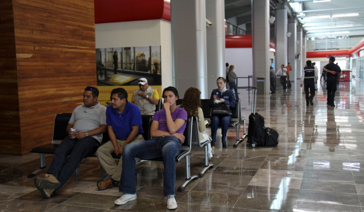 Personas esperando su vuelo en el Aeropuerto de Toluca