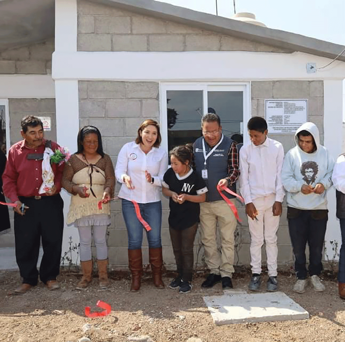 Entrega Ana Muñiz vivienda digna a familias en extrema pobreza 