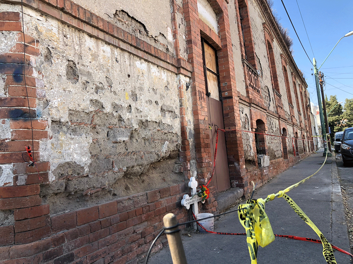 Denuncian peligro vecinos de Toluca por riesgo de caída de fachadas antiguas