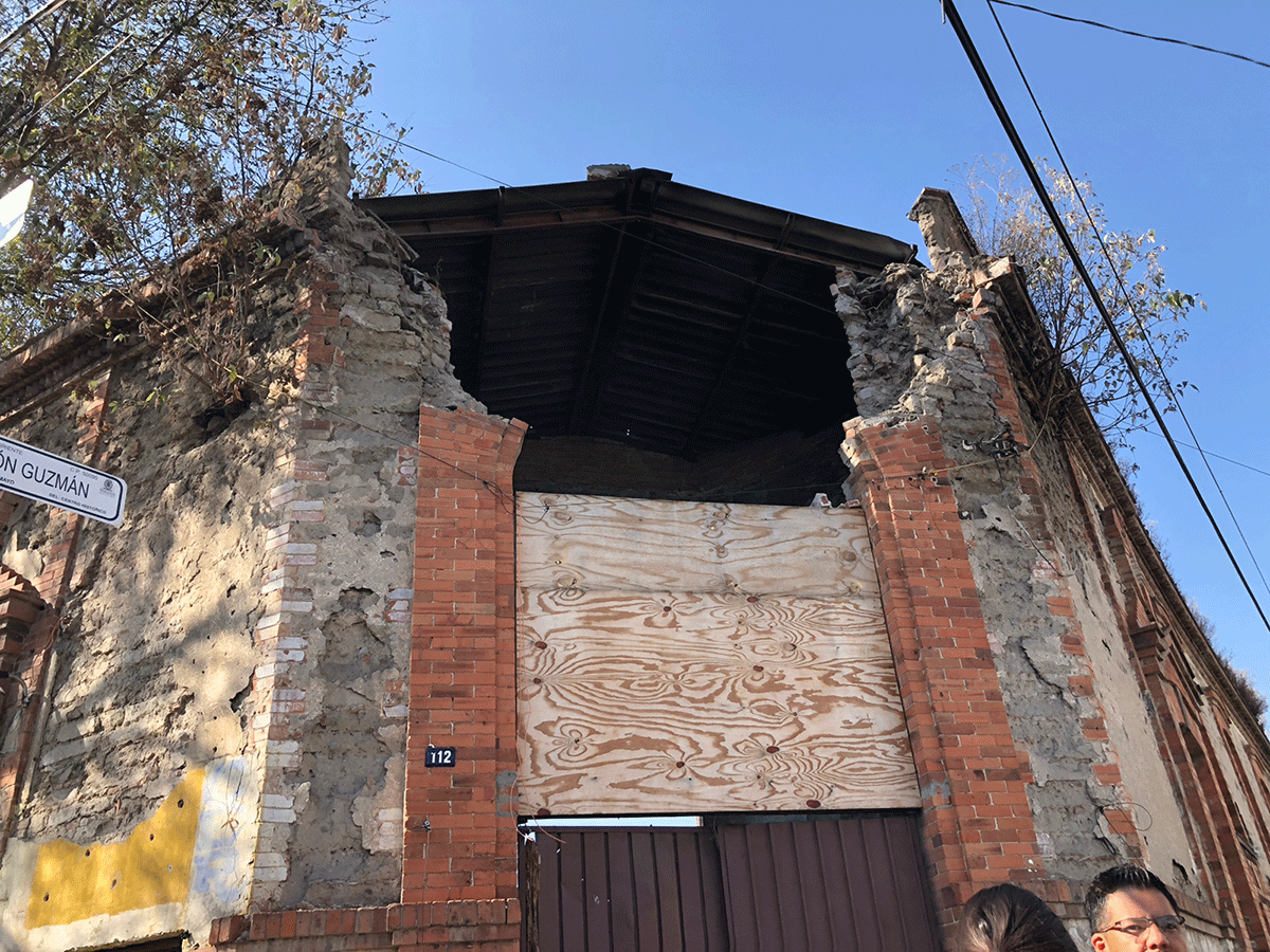 Hay en Toluca decenas de fachadas antiguas a punto de derrumbarse 
