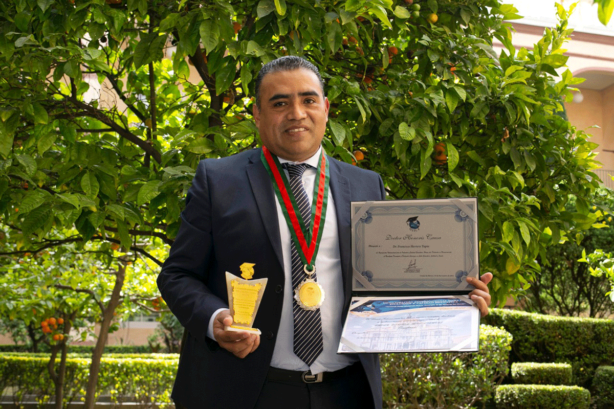 Recibe académico de UAEMéx doctorado Honoris Causa