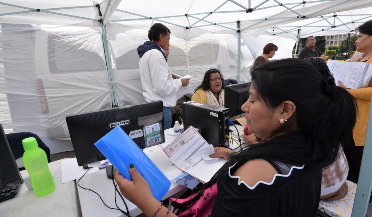 Mexiquense acudiendo a una oficina del registro civil