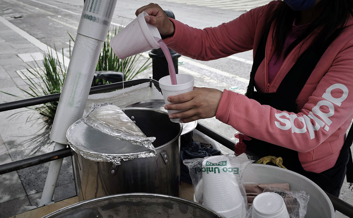 Rico atole en puesto ambulante en Toluca