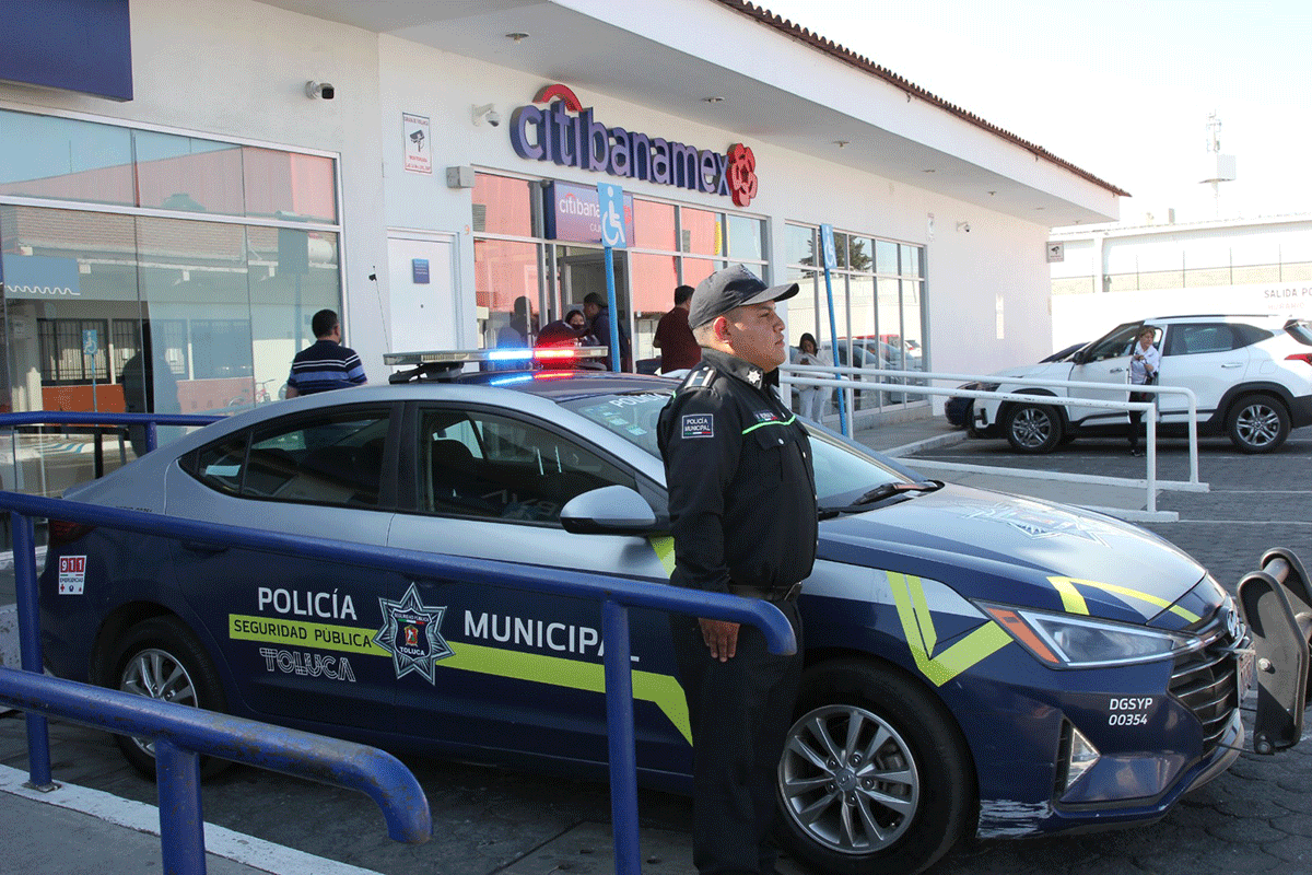 Despliega policía de Toluca operativo para proteger clientes de bancos