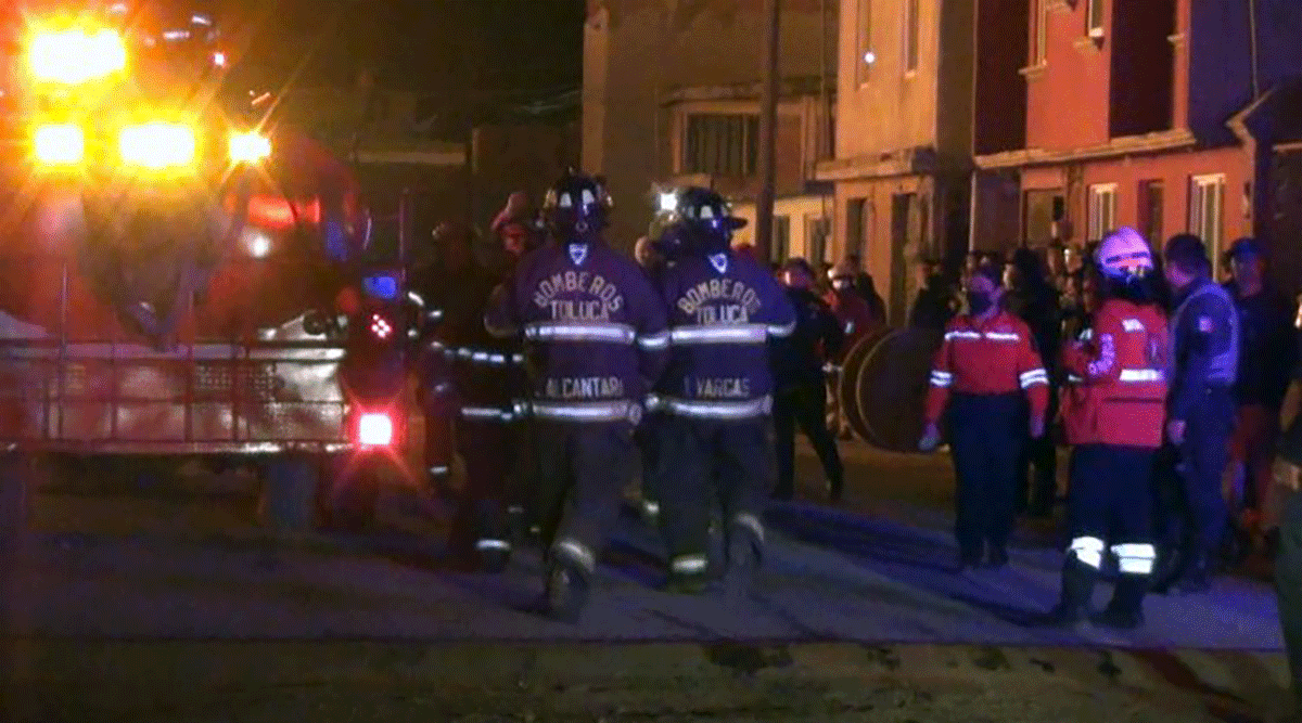 se registra incendio en bodega de madera de San Pablo Autopan, en Toluca 