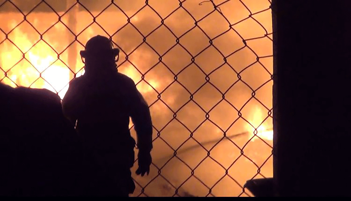 Fuego consume bodega de madera en San Pablo Autopan, Toluca