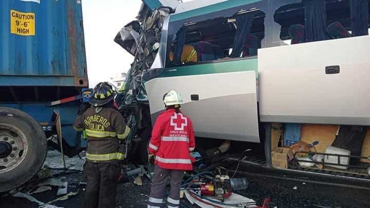 Paramédicos de la Cruz Roja y SUEM atendieron a los lesionados en el accidente múltiple de esta madrugada en Lerma
