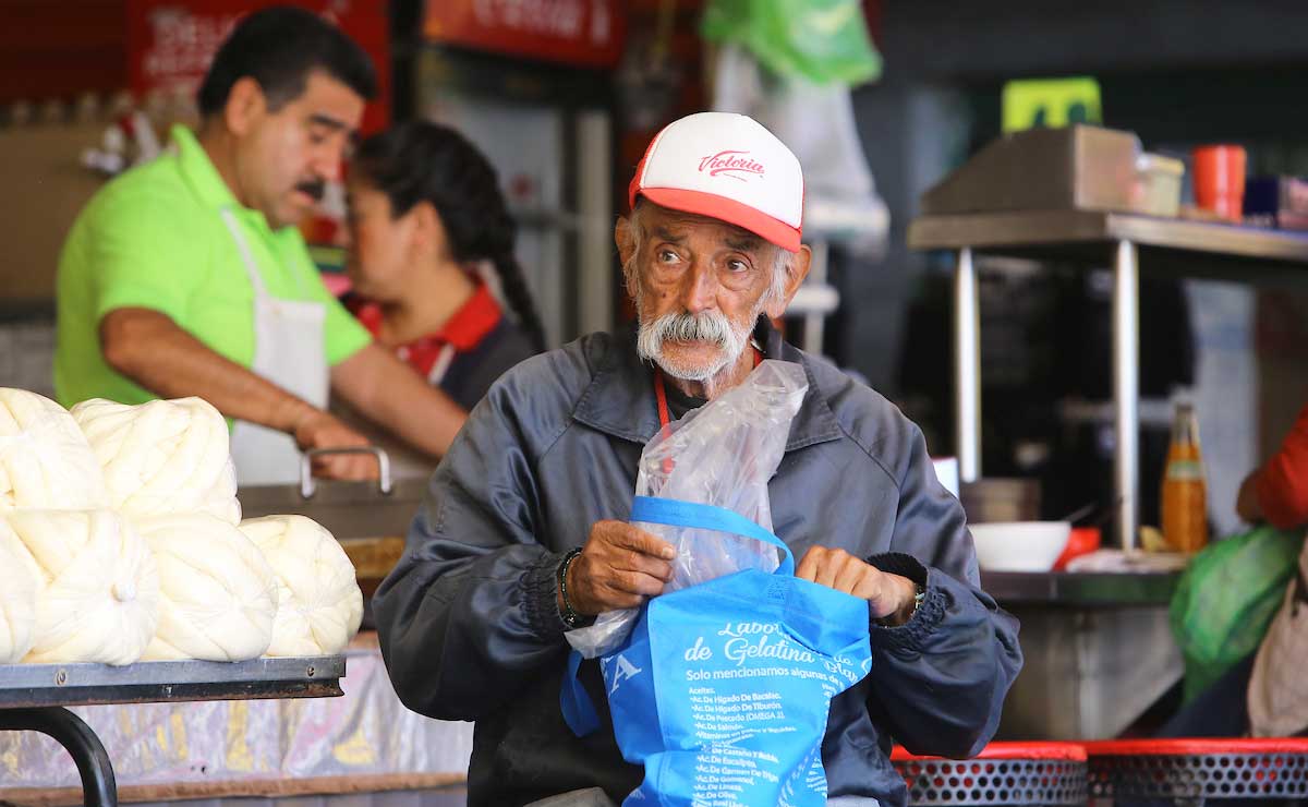 Mexiquenses acuden a la Central de Abasto de Toluca para obtener sus beneficios