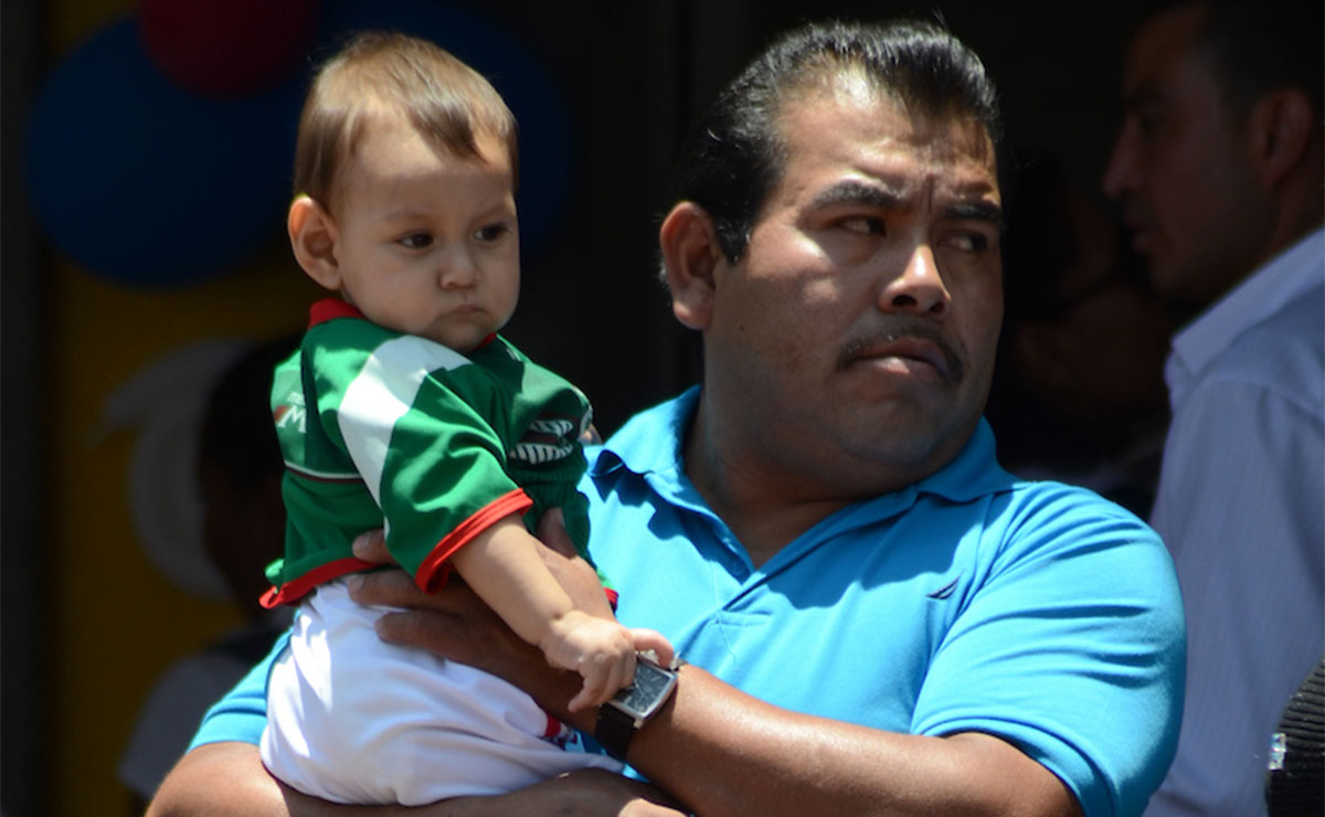Padre cargando a su bebé en Edomex.