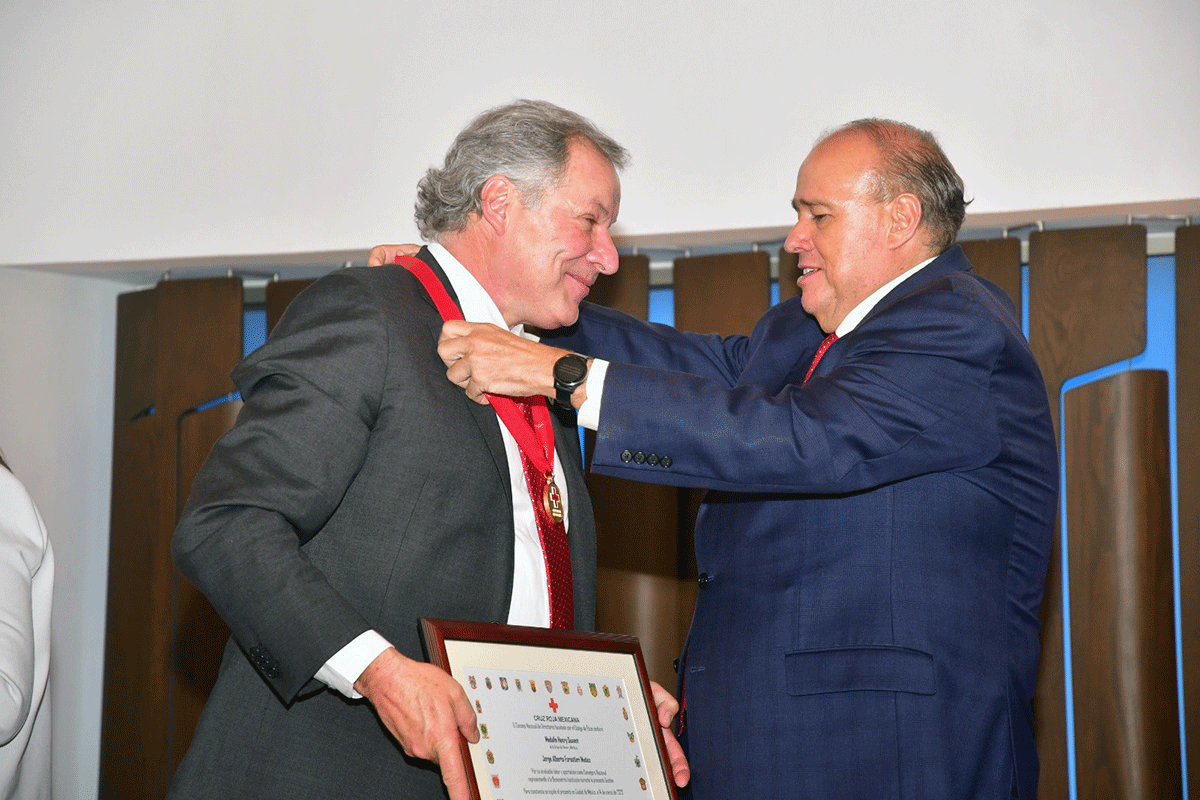Jorge Alberto Forastieri Muñoz recibe la medalla "Henrry Dunant" de Cruz Roja Mexicana