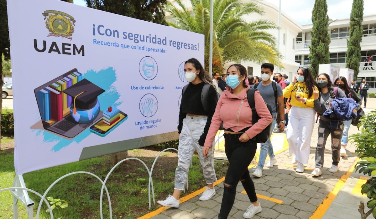 Alumnos de la UAEMéx entrando a clases en el 2023