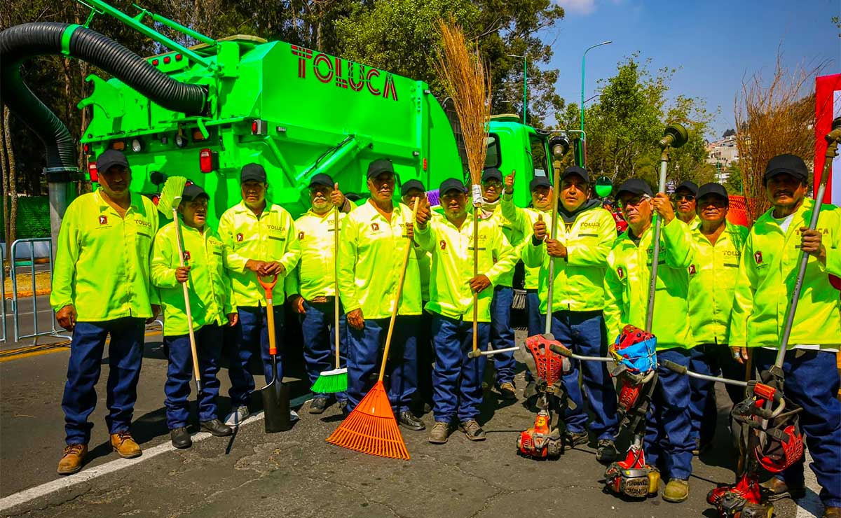 ¿Gasto innecesario? Trabajadores estrenan nuevos uniformes de colores en Toluca