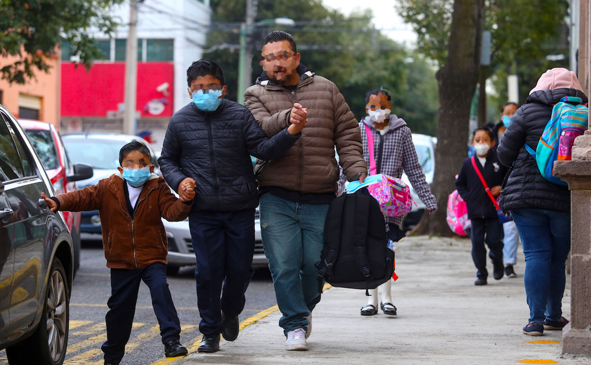 Padre yendo a dejar a sus hijos a la escuela en Toluca