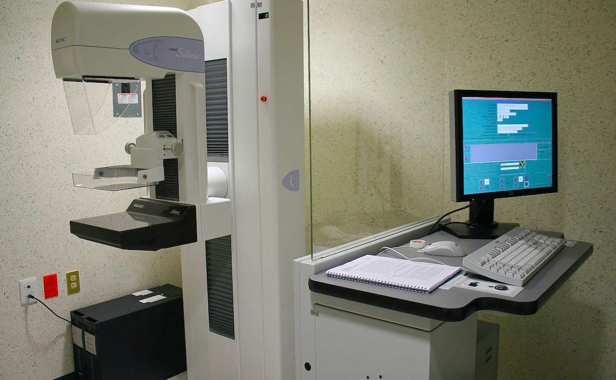 Equipo médico para realizar estudios a las mujeres en Edomex