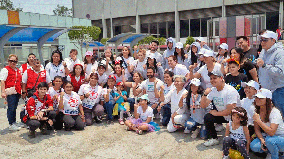 Llevan alegría y reparten juguetes a pacientes del Instiuto Nacional de Pediatría los voluntarios de Cruz Roja Mexicana 