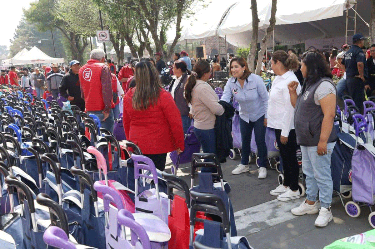 Cumple Ana Muñiz Neyra su compromiso y entrega mil 870 canastas alimentarias