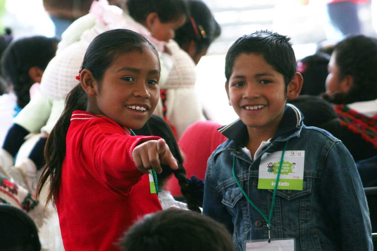 Par de niños en evento escolar en Toluca