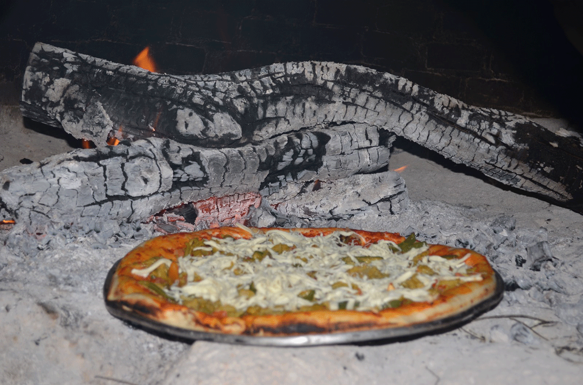 Deliciosas pizzas se preparan en Temoayas con ingredientes 100% naturales, directos del monte 