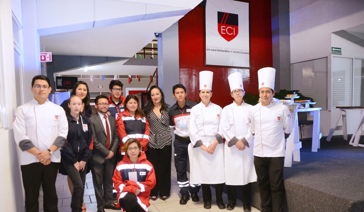Egresaos de gastronomía en un evento