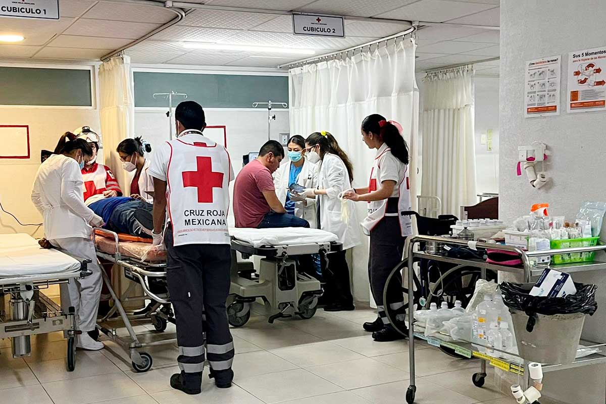 Personal médico y paramédicos trabajan en coordinación en la sala de urgencias de la Cruz Roja de Toluca