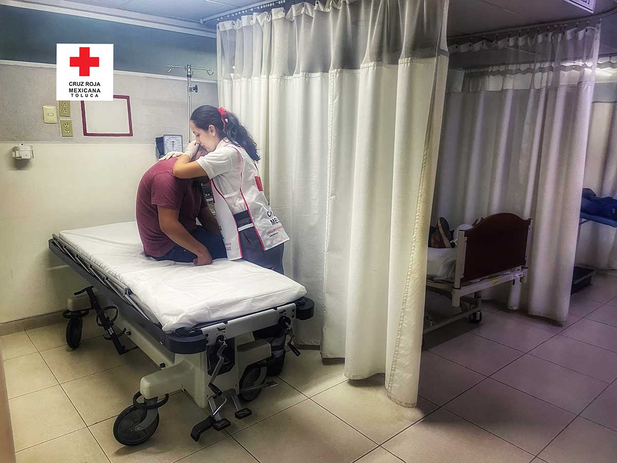 ¿Quién es la paramédica de Cruz Roja que conforta a un lesionado?