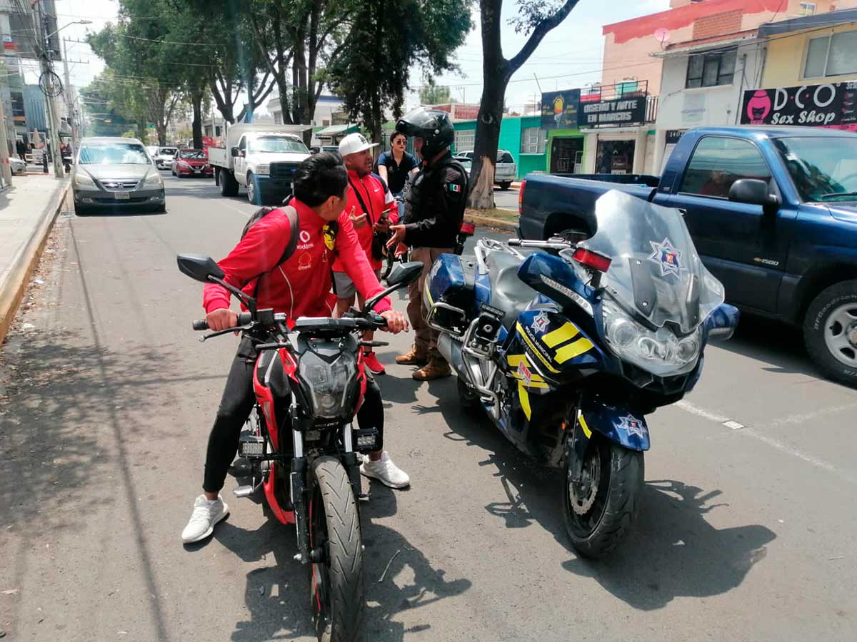 Elemento de seguridad del ayuntamiento de Toluca deteniendo motocicleta en el Operativo Pegaso