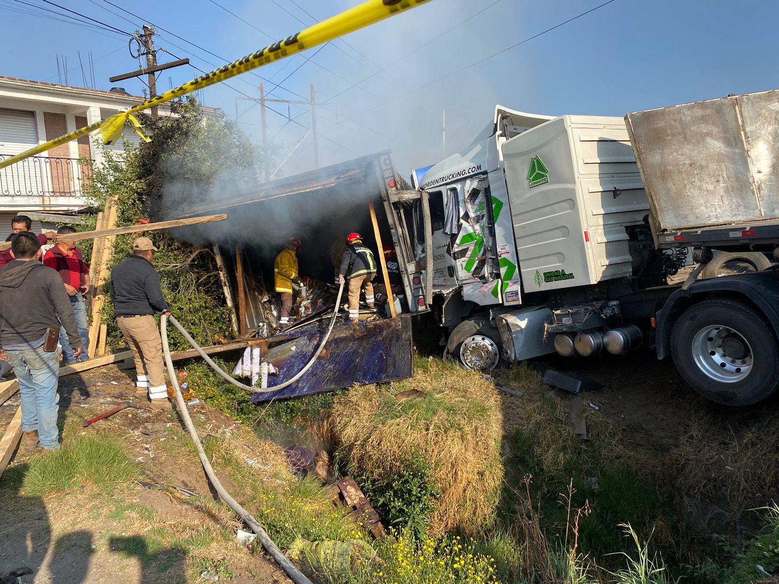 Chocan trailers de frente, uno se incendia