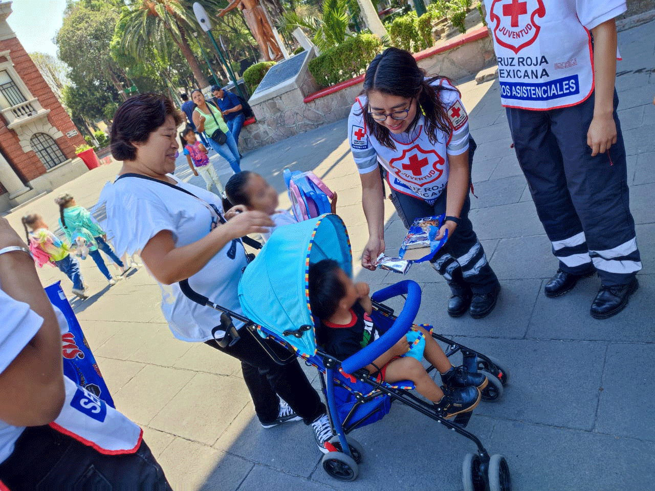 Alegría, dulces y juguetes llevó Cruz Roja del Estado de México a niñas y niños en su día 