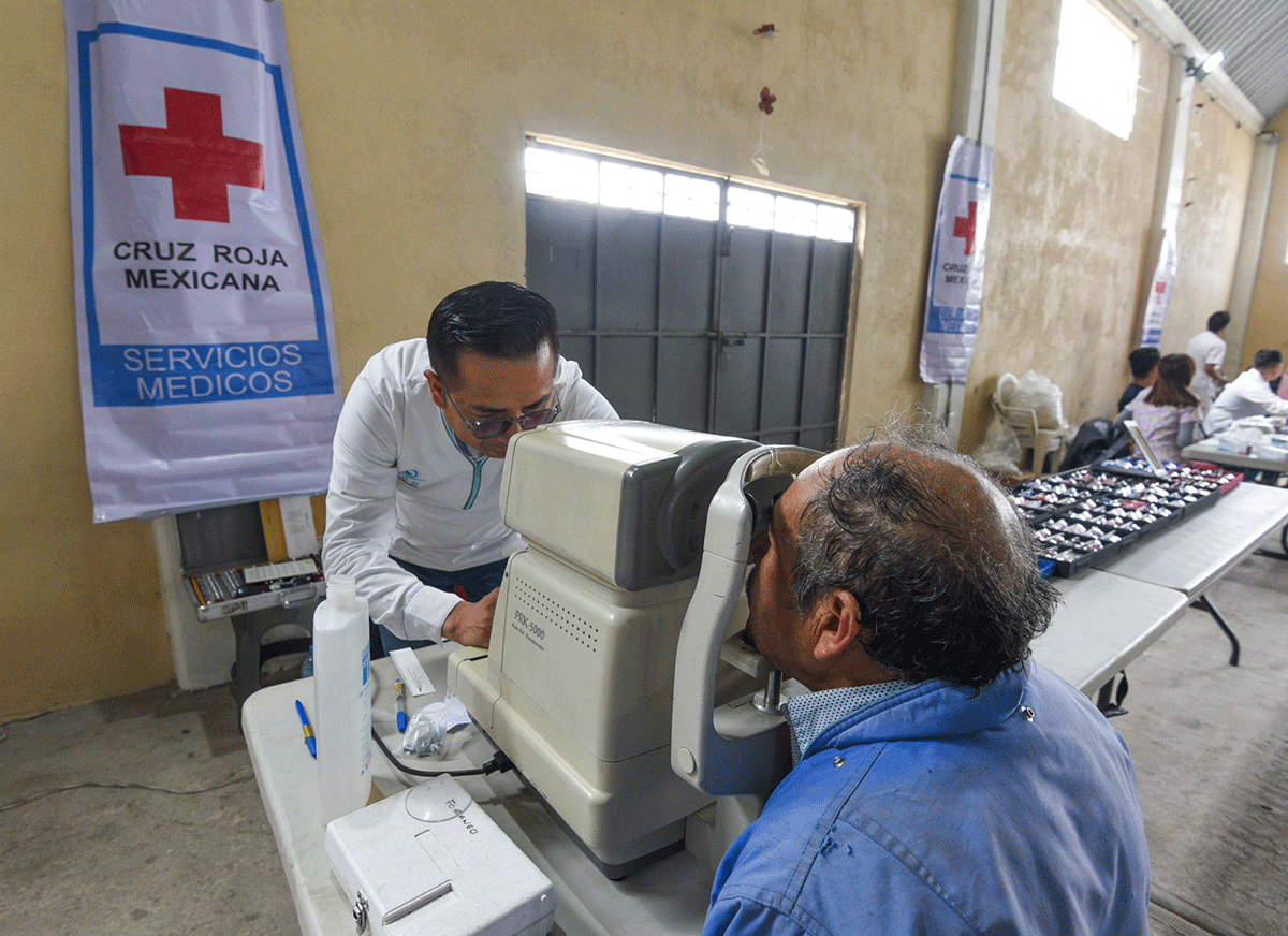 Los voluntarios de Cruz Roja Mexicana del Estado de México atienden problemas de salud visual de población vulnerable 