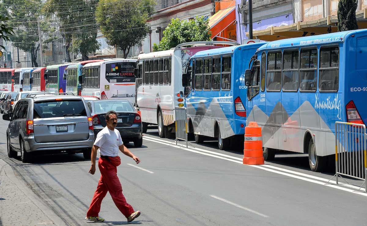 Fila de camiones del transporte público en Toluca