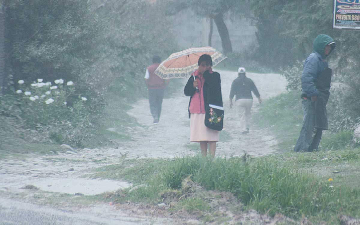 personas en municipio mexiquense afectadas por la caida de ceniza volcanica en edomex