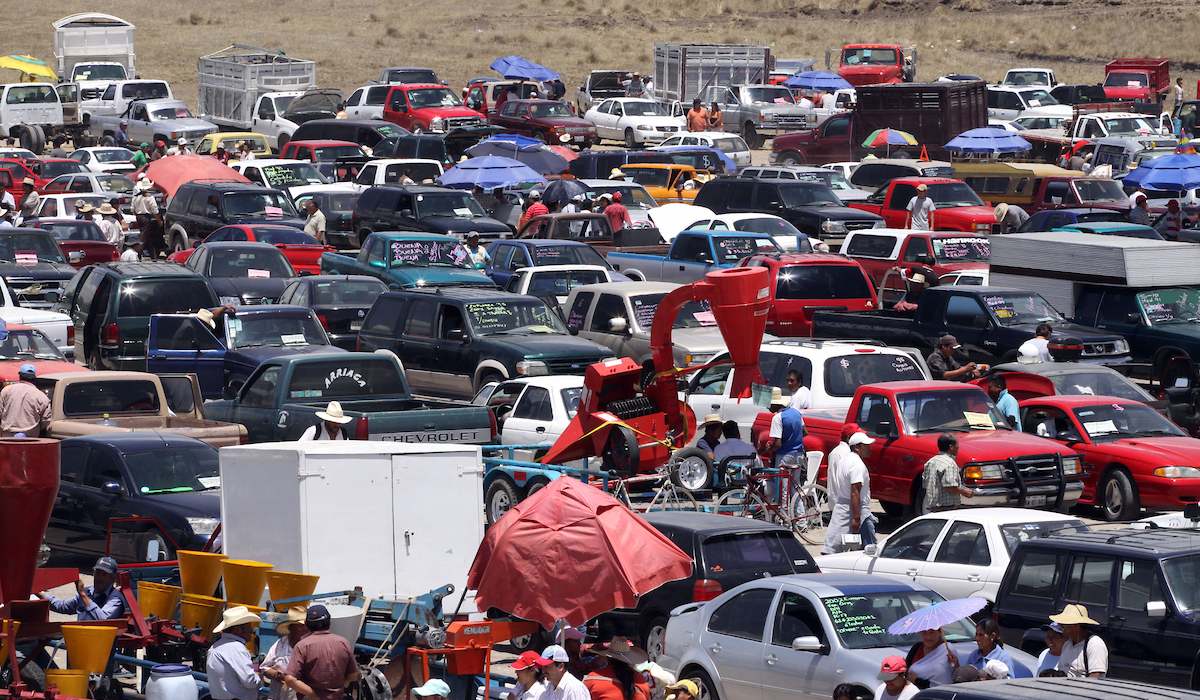 Mercado de autos de san bernabé en Alomoloya de Juárez