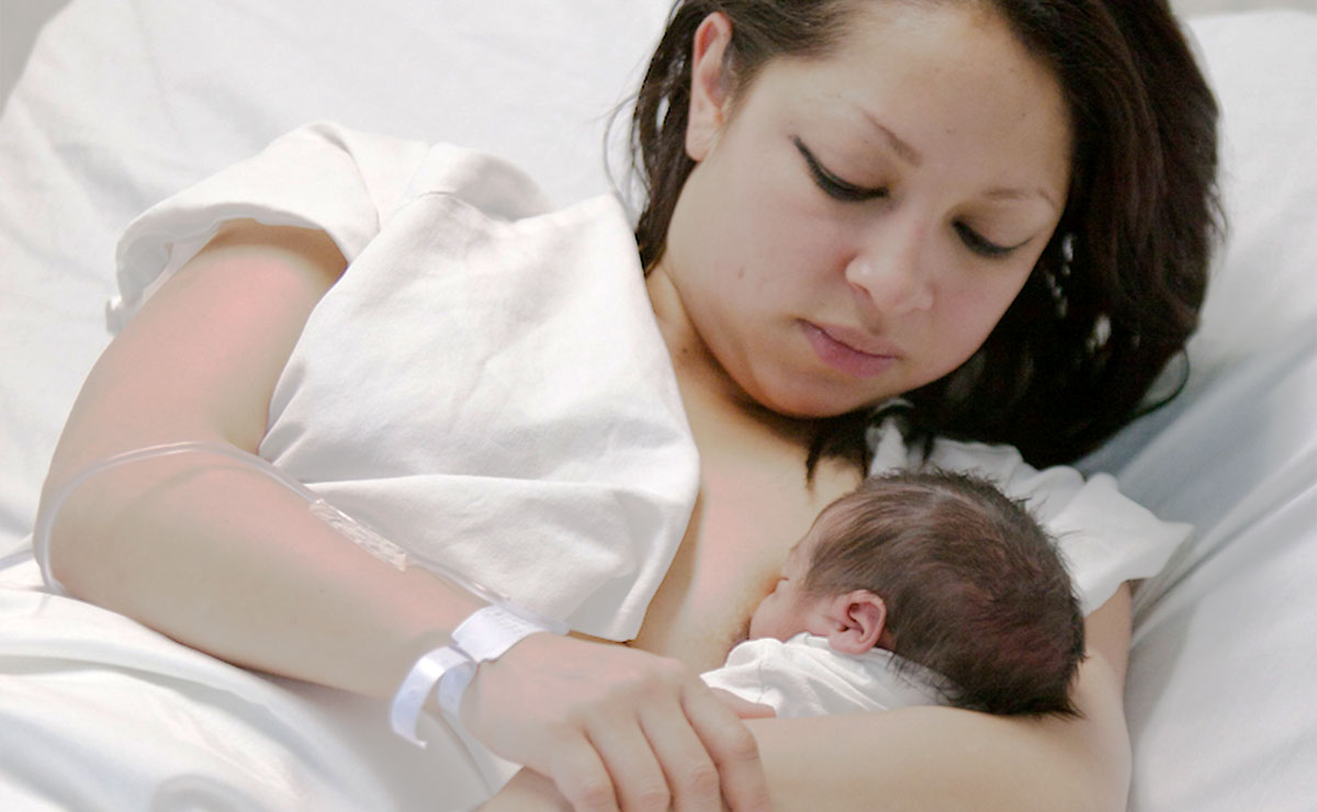 Mujer dando de comer a su pequeño bebé en el Hospital de la Mujer en Edomex