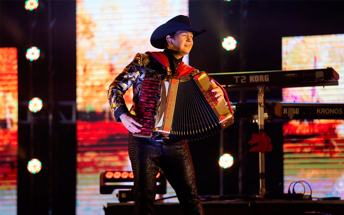 Integrante del grupo bronco durante concierto en Toluca