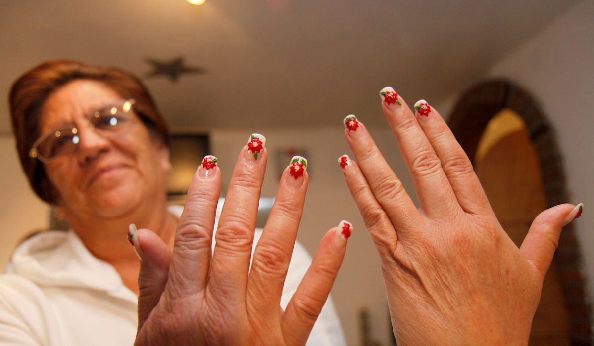 Señora presumiendo sus uñas