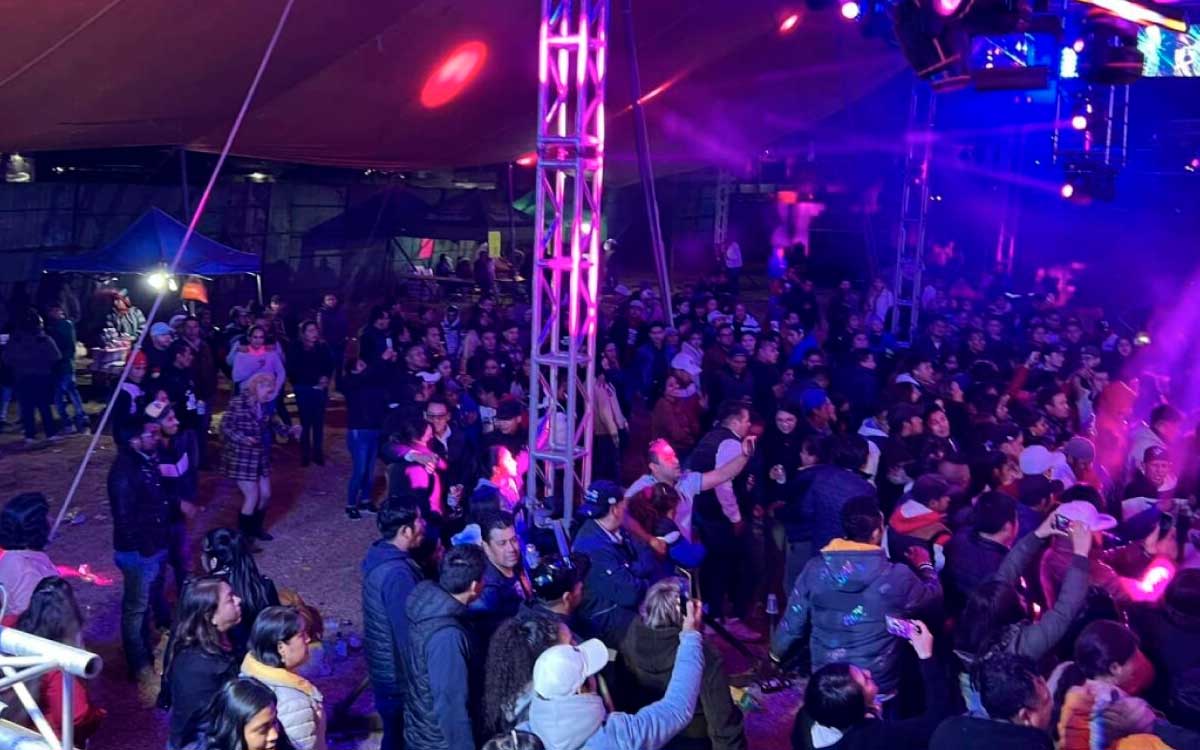 personas disfrutando pista de sonidero gratis edomex por dia del padre 2023