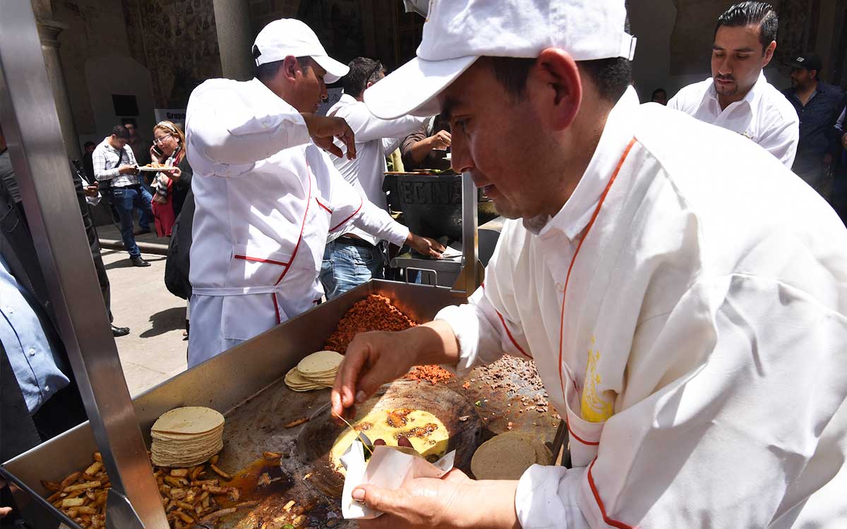 persona haciendo taco en feria del taco metepec 2023