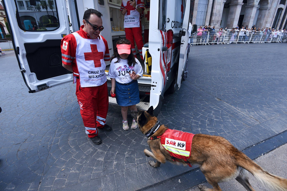 El voluntario canino "Fidencio" encantó a los pequeños presentes
