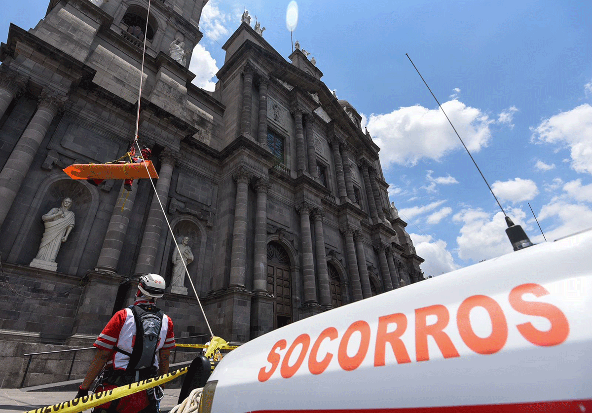 práctica de rescate vertical desde el campanareo de la Catedral de Toluca