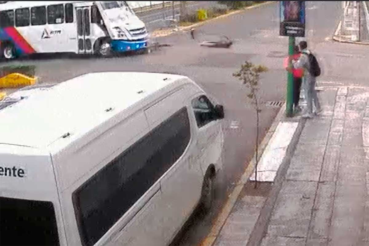 Así fue el choque de camión de pasajeros y una moto en Toluca