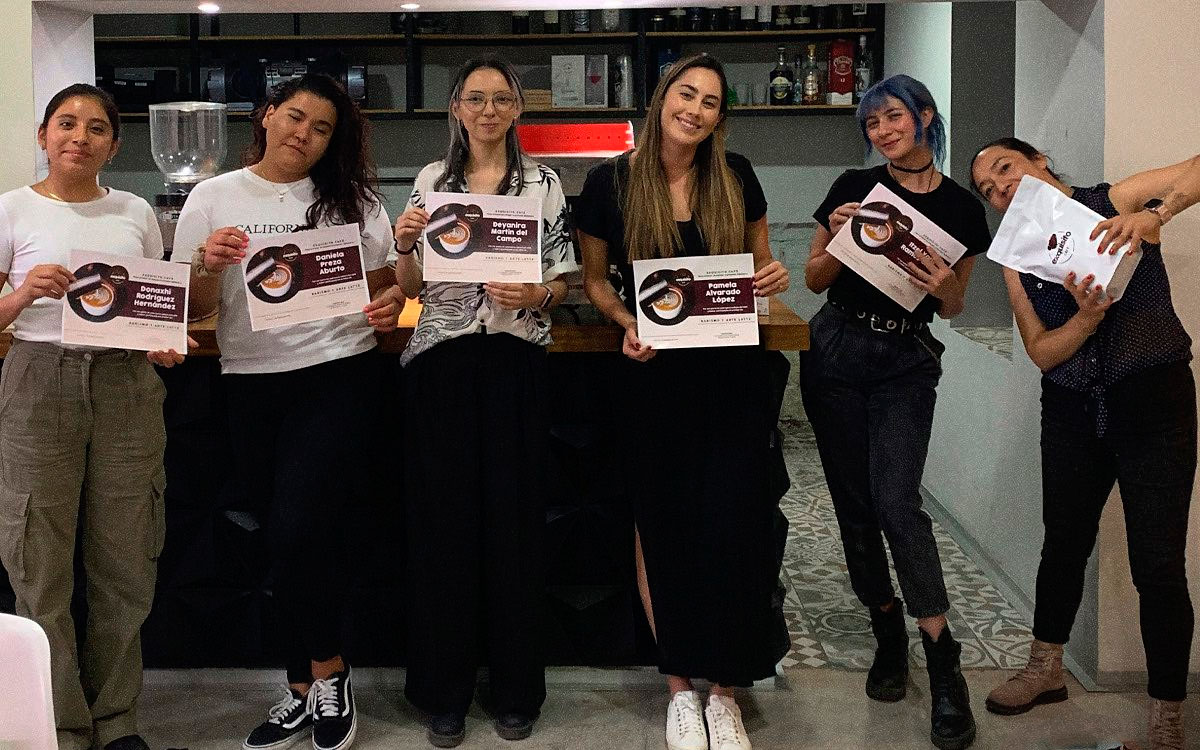 Entrega de diplomas por participar en el taller de café y barismo en Toluca