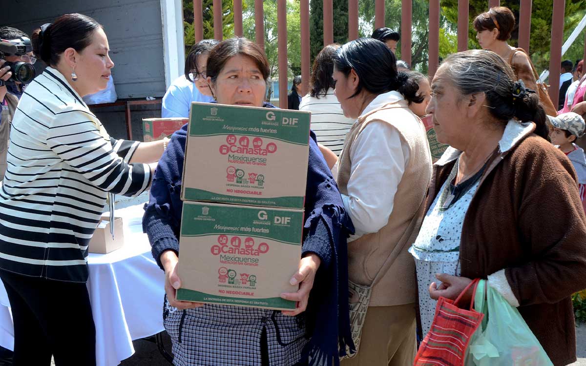 adultos mayores cargando despensas dif metepec