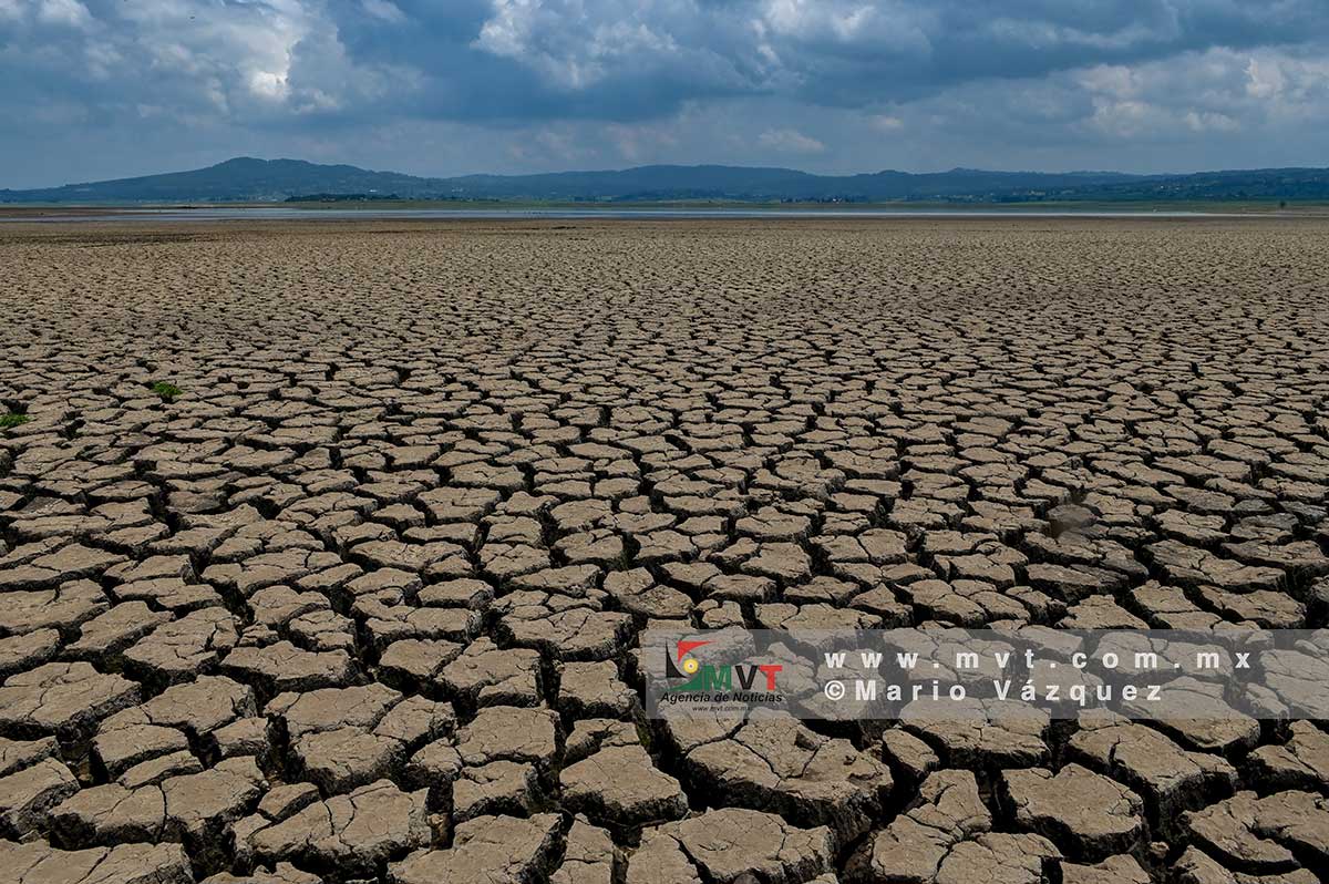 Lo que antes estaba cubierto por el agua en la presa Villa Victoria, hoy son grietas que provocan un paisaje desolador