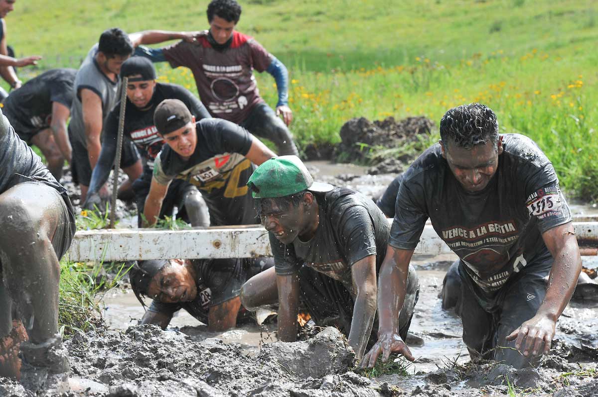 Participantes de competencia de obstáculos en el "Vidatlón" de San Felipe Tlalmimilolpan