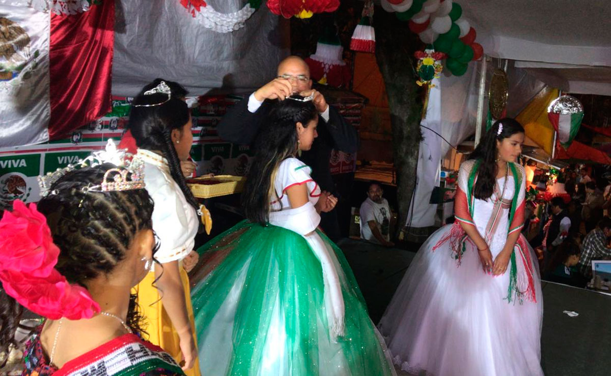 Participantes durante premiación para elegir Reina de las Fiestas Patrias en Metepec 2023