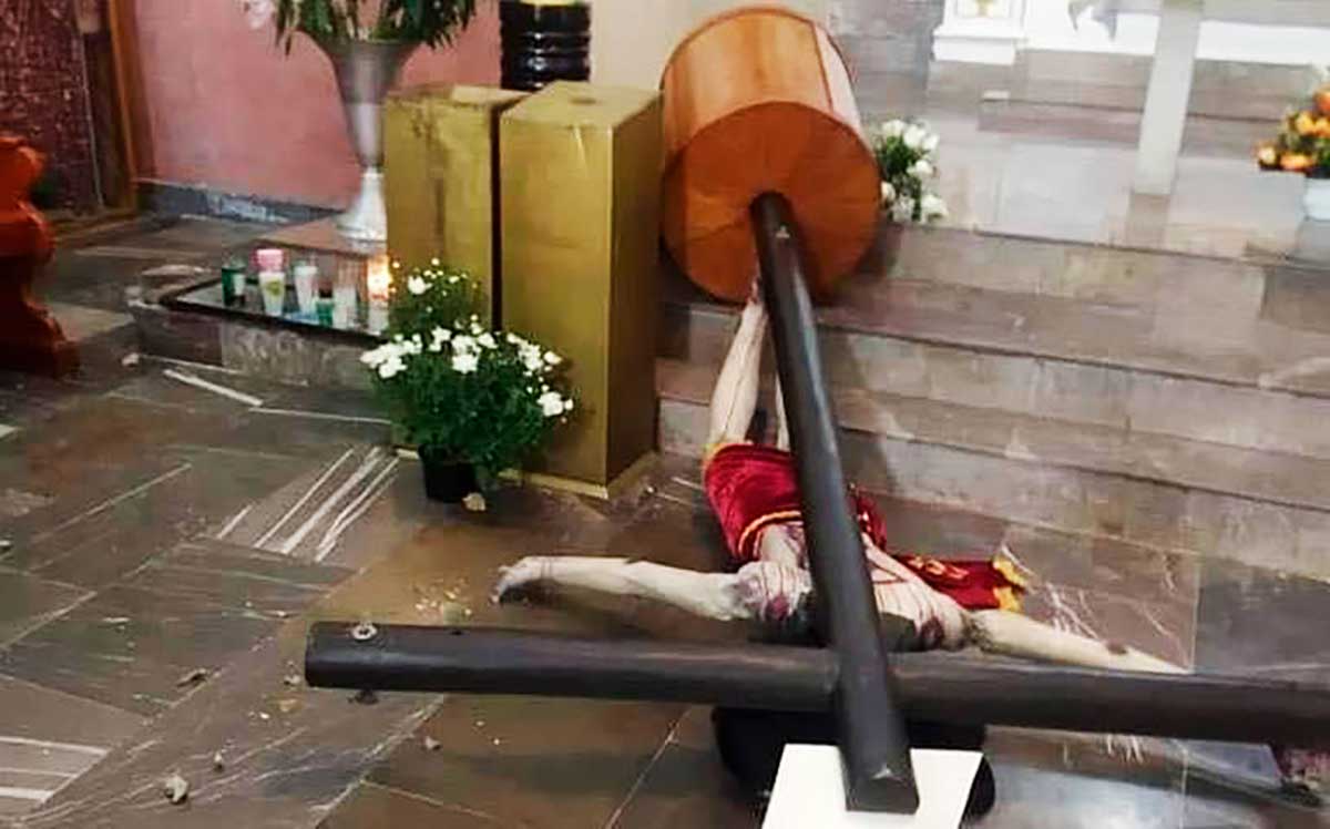 ¡Sacrilegio! Un hombre destroza imágenes religiosas en iglesia de Toluca